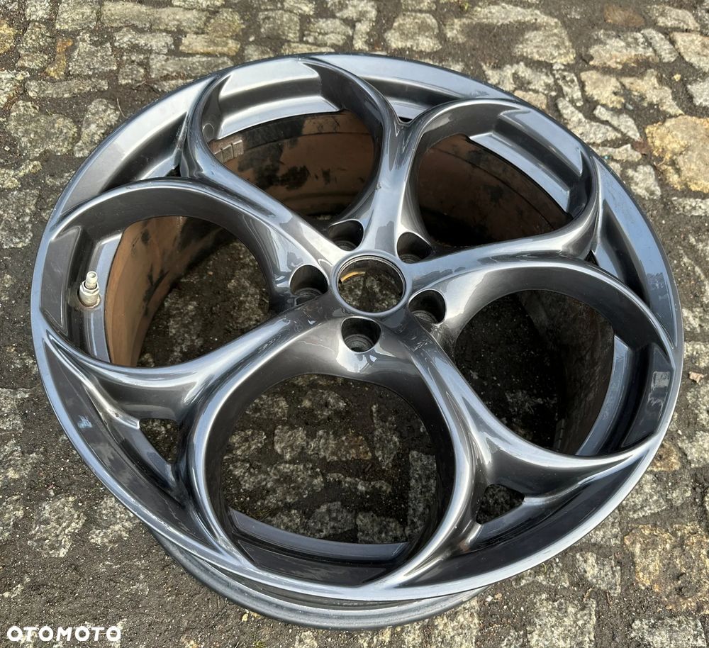 Felga Alfa Romeo 5x110 Giulia 8J x 19 ET 33 1561077474 - 3