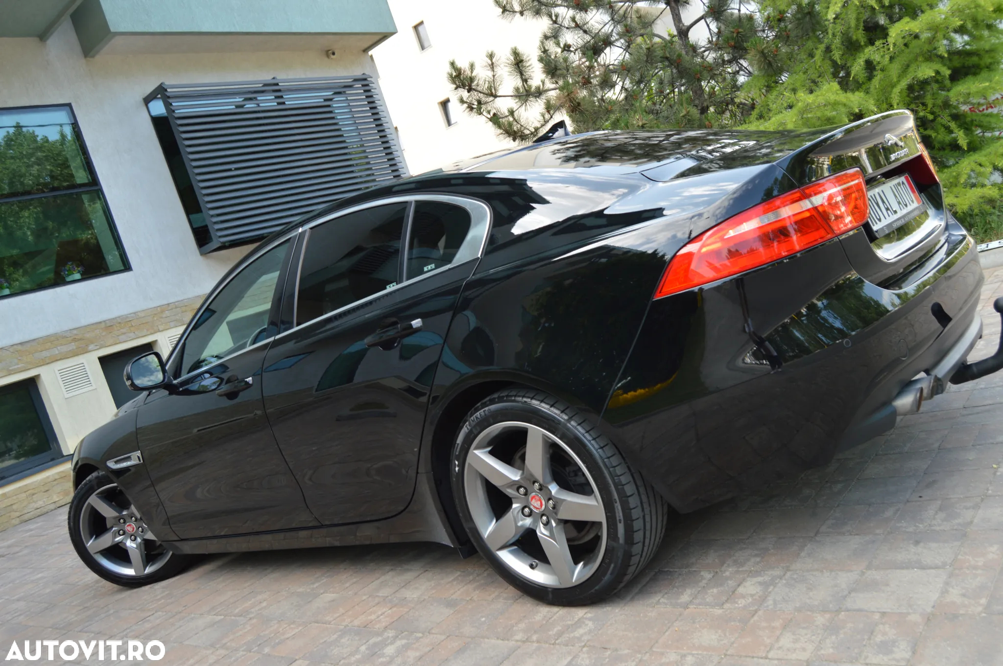 Jaguar XE - 19