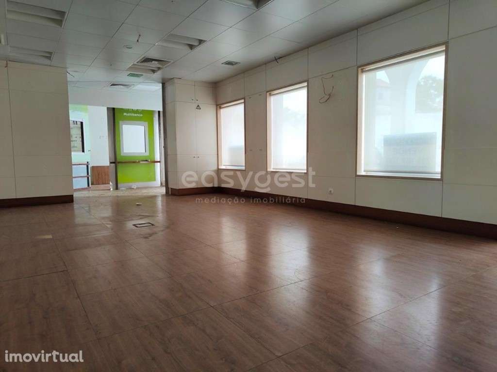 Lojas com boas áreas localizadas em vila de São Teotónio - Grande imagem: 3/20