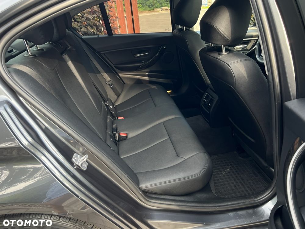 BMW Seria 3 330i xDrive Edition Luxury Line Purity - 15