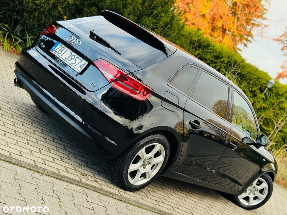 Audi A3 Sportback 1.6 TDI S line Sportpaket - 4