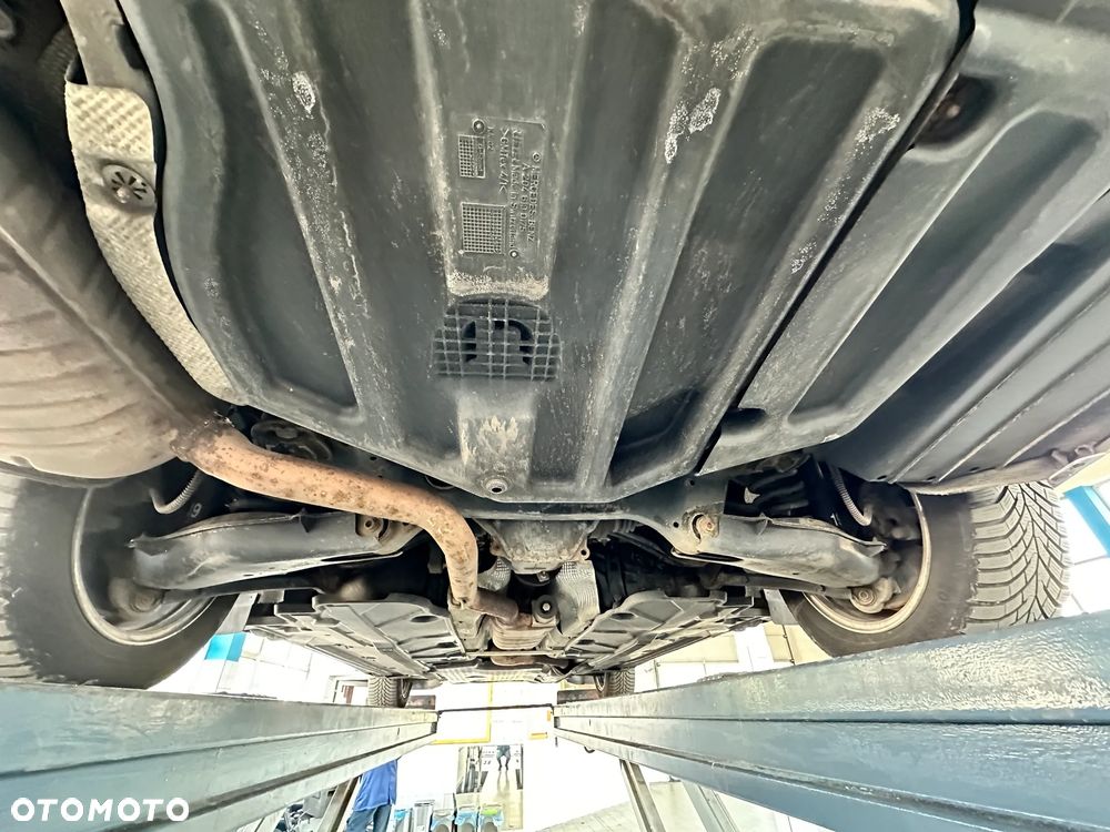 Mercedes-Benz Klasa C 180 K BlueEff Elegance - 34