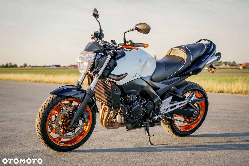 Suzuki GSR - 2