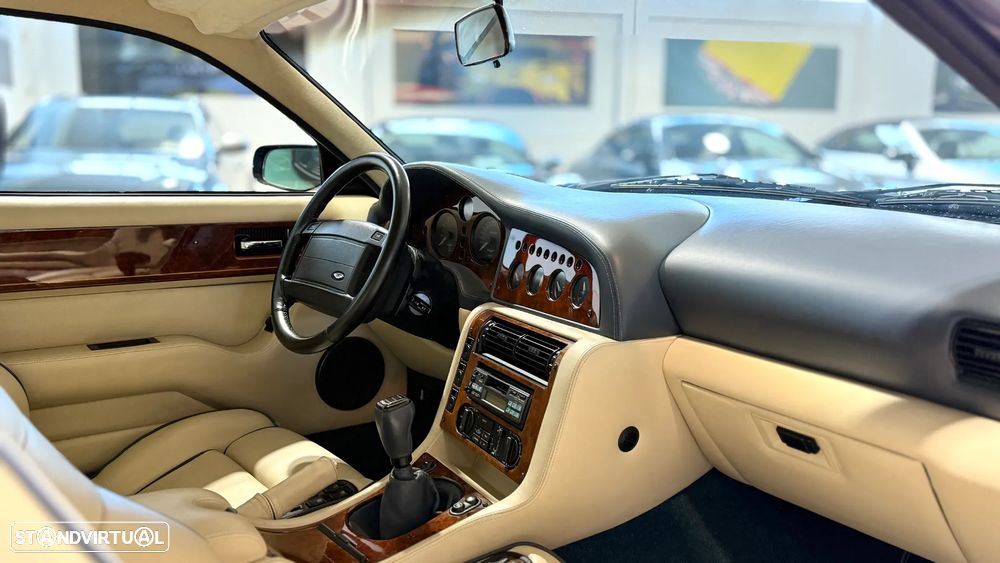 Aston Martin Vantage Coupe - 14