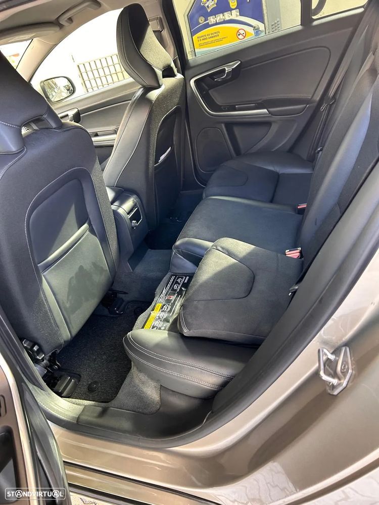Volvo V60 2.0 D4 Momentum Geartronic - 4