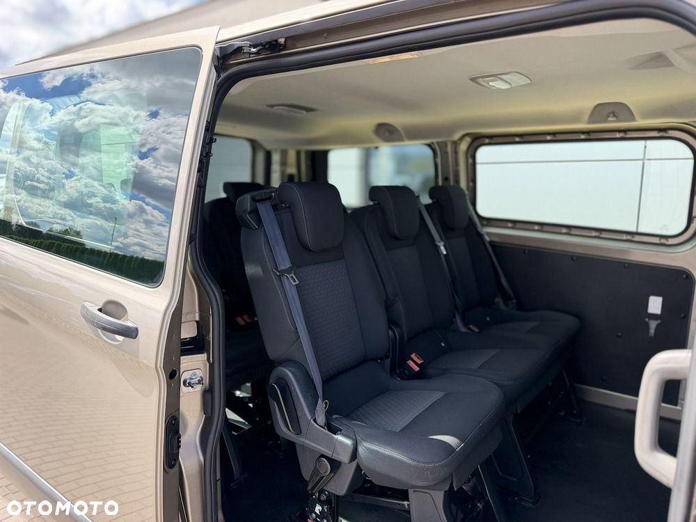 Ford Tourneo Custom - 12