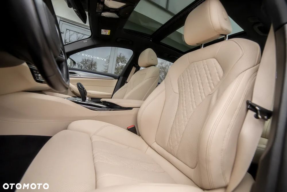 BMW Seria 5 530d xDrive Touring M Sport Edition - 40