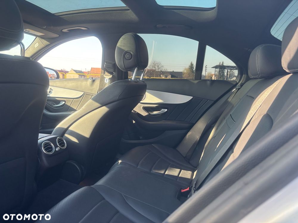 Mercedes-Benz Klasa C 300 9G-TRONIC AMG Line - 23