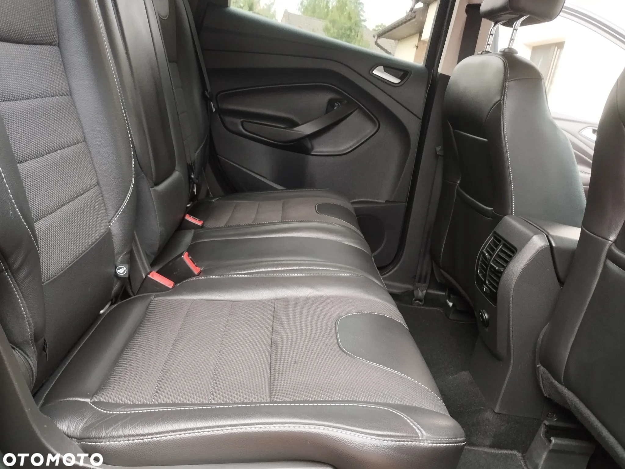 Ford Kuga 2.0 TDCi 2x4 Titanium - 32