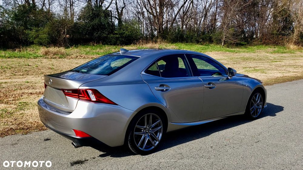 Lexus IS - 10