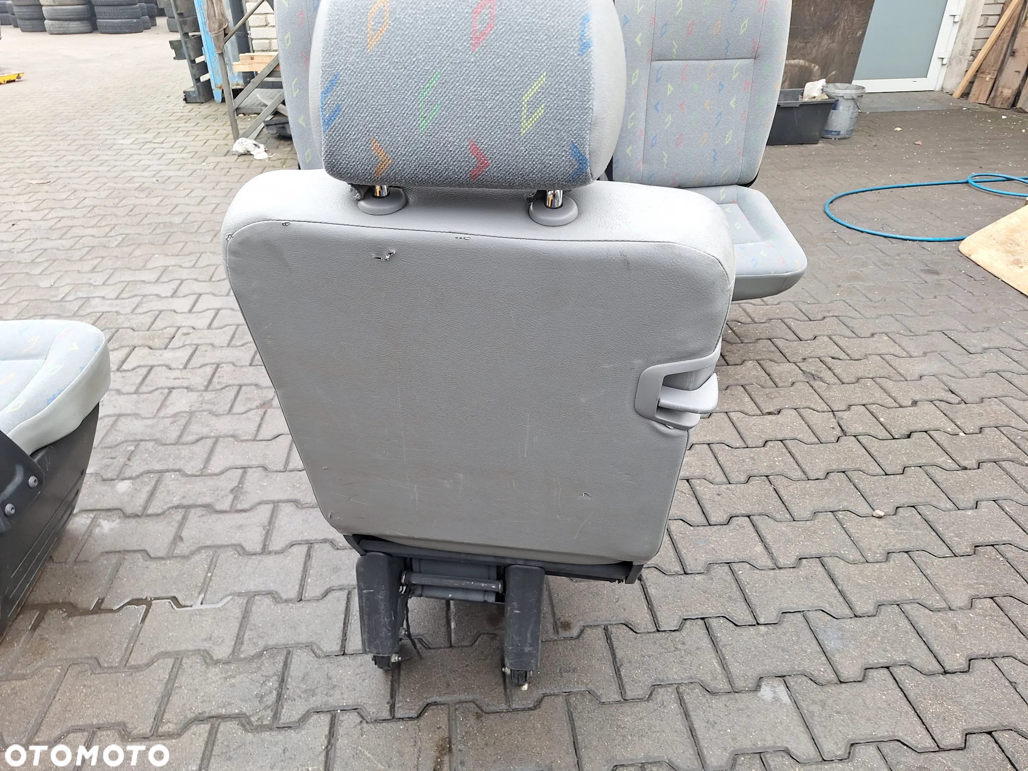 FOTEL KOZIOŁEK PRAWY KANAPA 2 RZĄD  - VW TRANSPORTER T5 CARAVELLE - 2