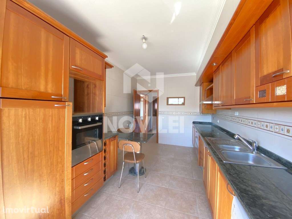 T3 Ultimo andar com elevador muito soalheiro e parcialmente mobilado. - Grande imagem: 2/15