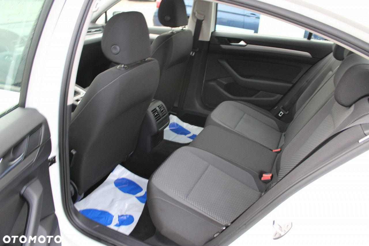 Volkswagen Passat - 16