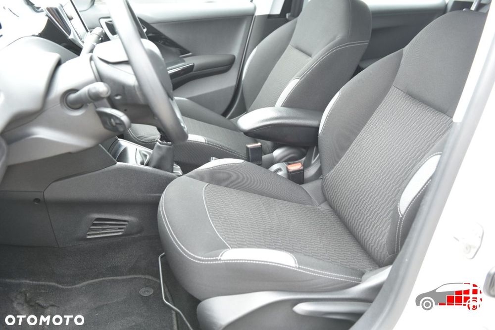 Peugeot 208 - 17