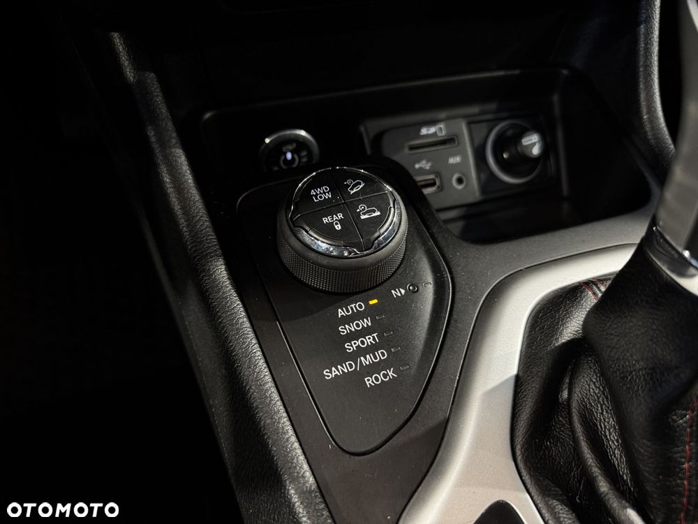 Jeep Cherokee - 30