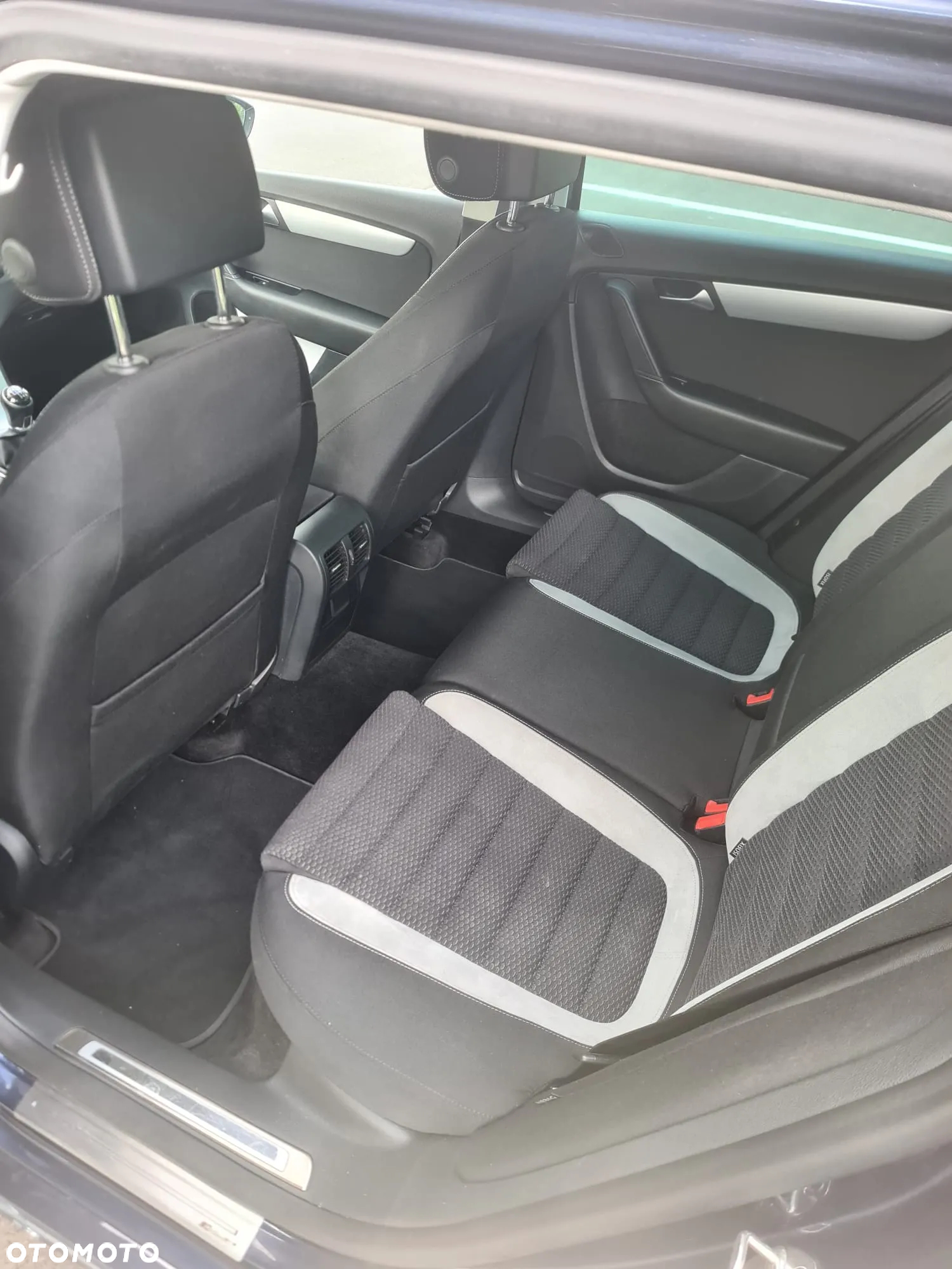 Volkswagen Passat Variant 2.0 TDI BlueMotion Technology R-Line - 14