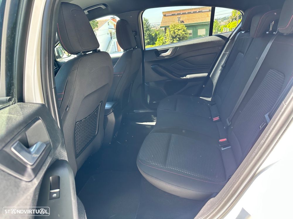Ford Focus 1.0 EcoBoost S&S ST-LINE - 29