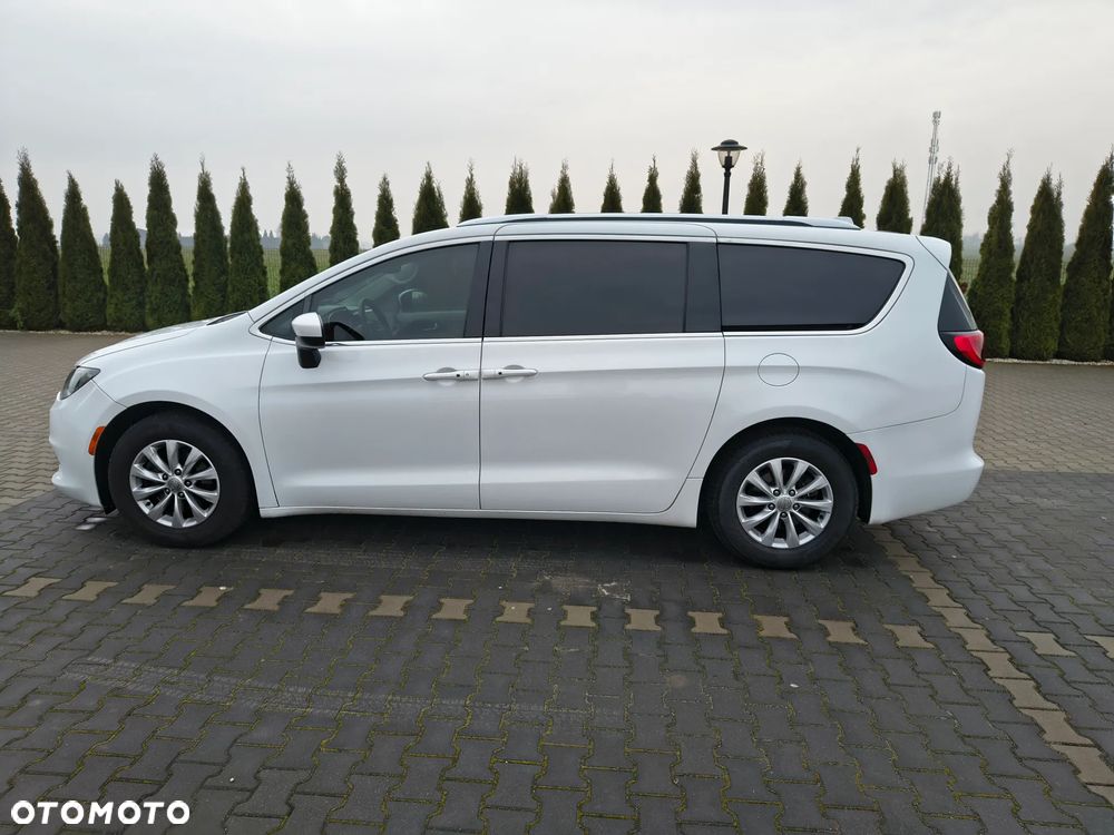 Chrysler Pacifica - 10