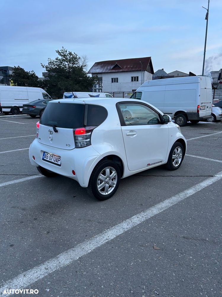 Toyota iQ - 9