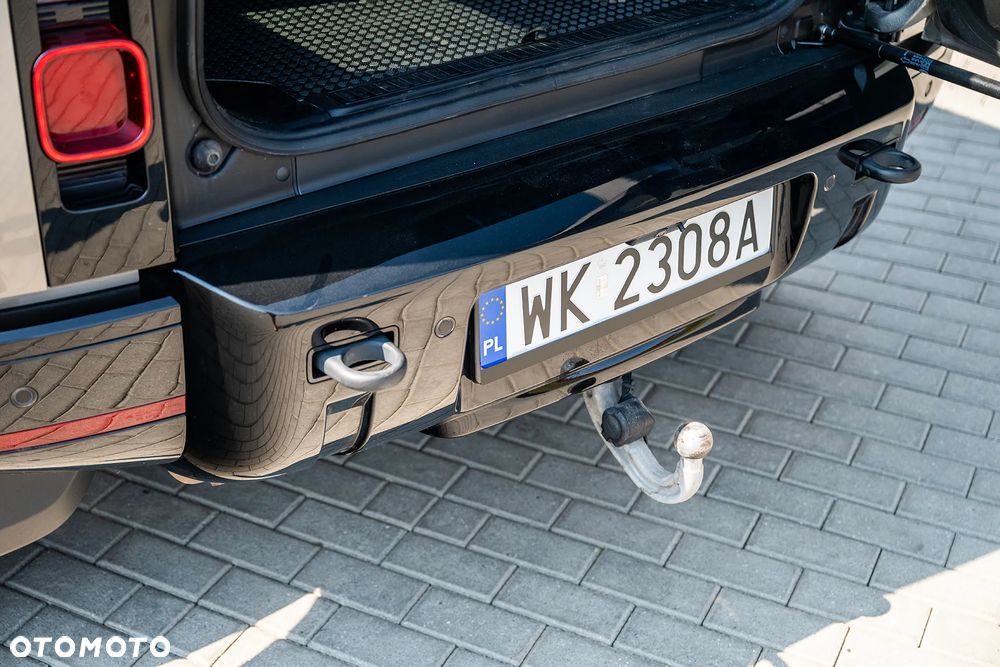 Land Rover Defender 110 D250 X-Dynamic SE - 11