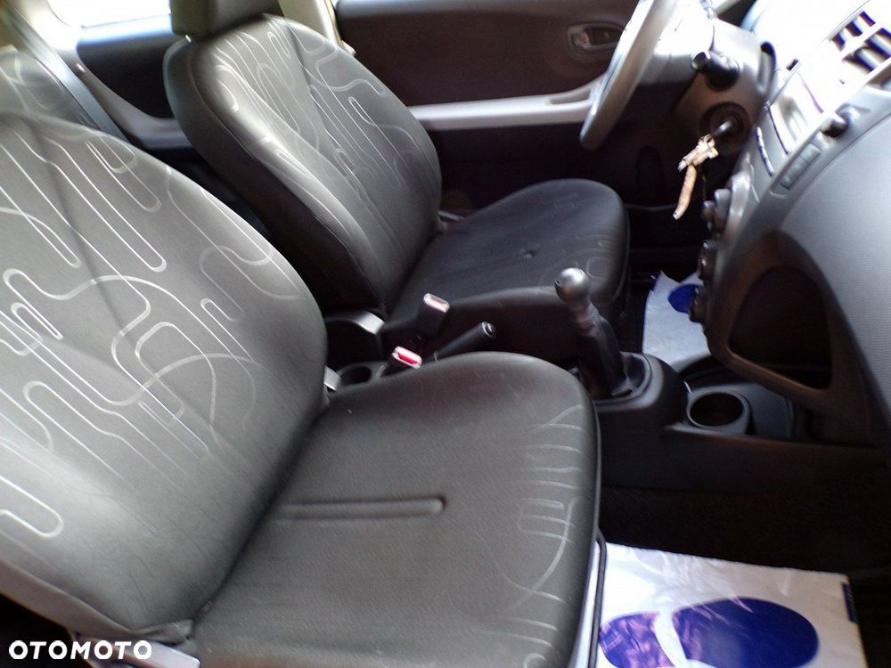 Toyota Yaris - 24