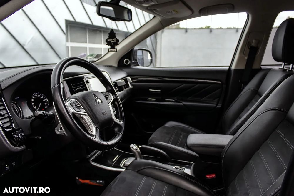 Mitsubishi Outlander 2.0 4WD Plug-In Hybrid Top - 9