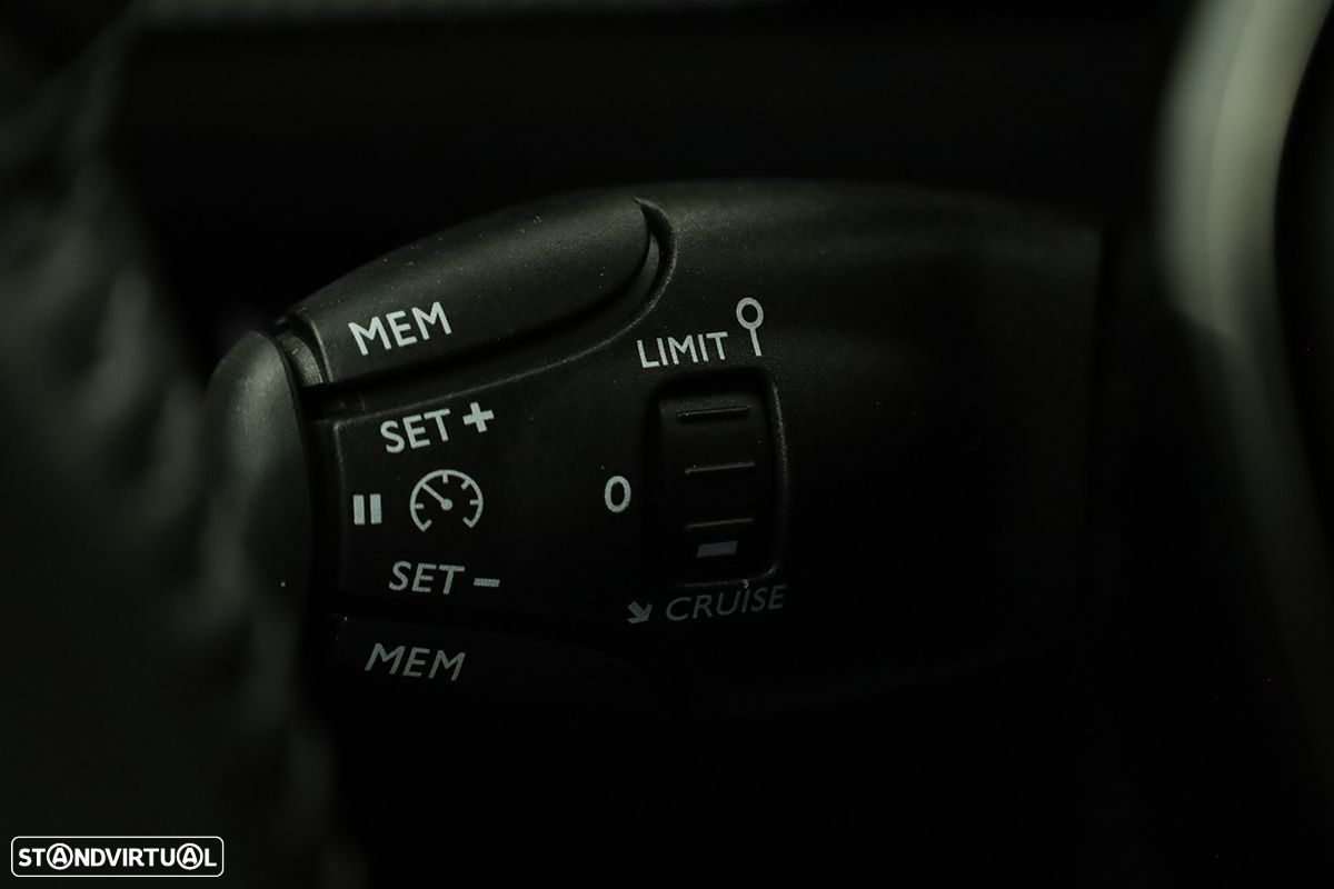 Peugeot 2008 1.2 PureTech Allure EAT8 - 19