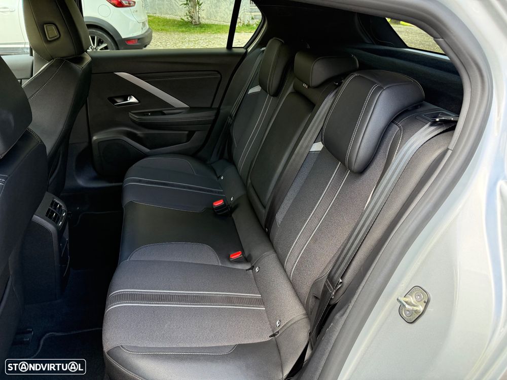 Opel Astra 1.2 T GS - 40
