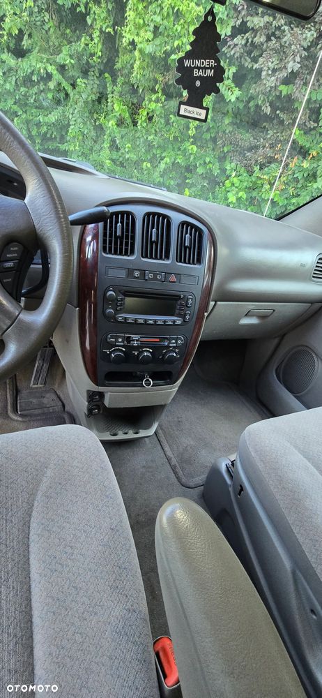 Chrysler Town & Country - 6