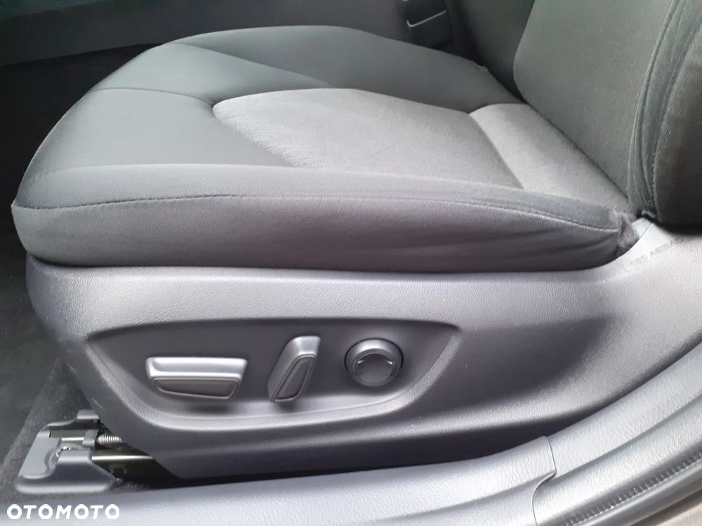 Toyota Camry 2.5 Hybrid Comfort CVT - 23