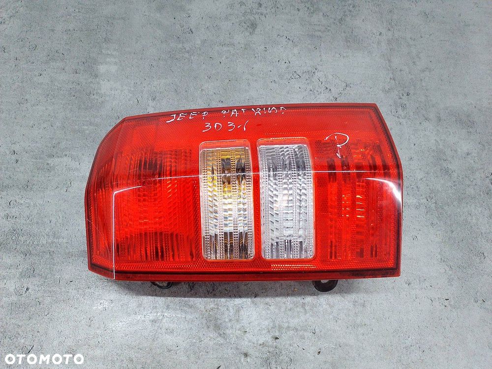 LAMPA TYLNA PRAWA JEEP PATRIOT - 2