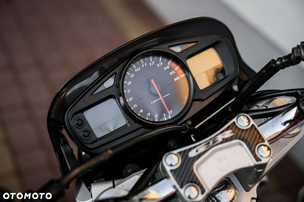 Suzuki GSR - 9