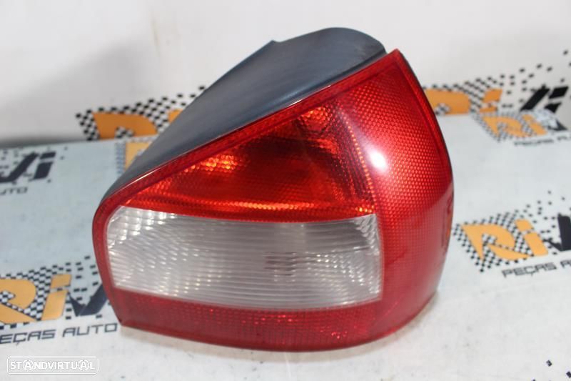 Farolim Direito Audi A3 (8L1)  Farolim Audi A3 8L / 8L0945096b - 8