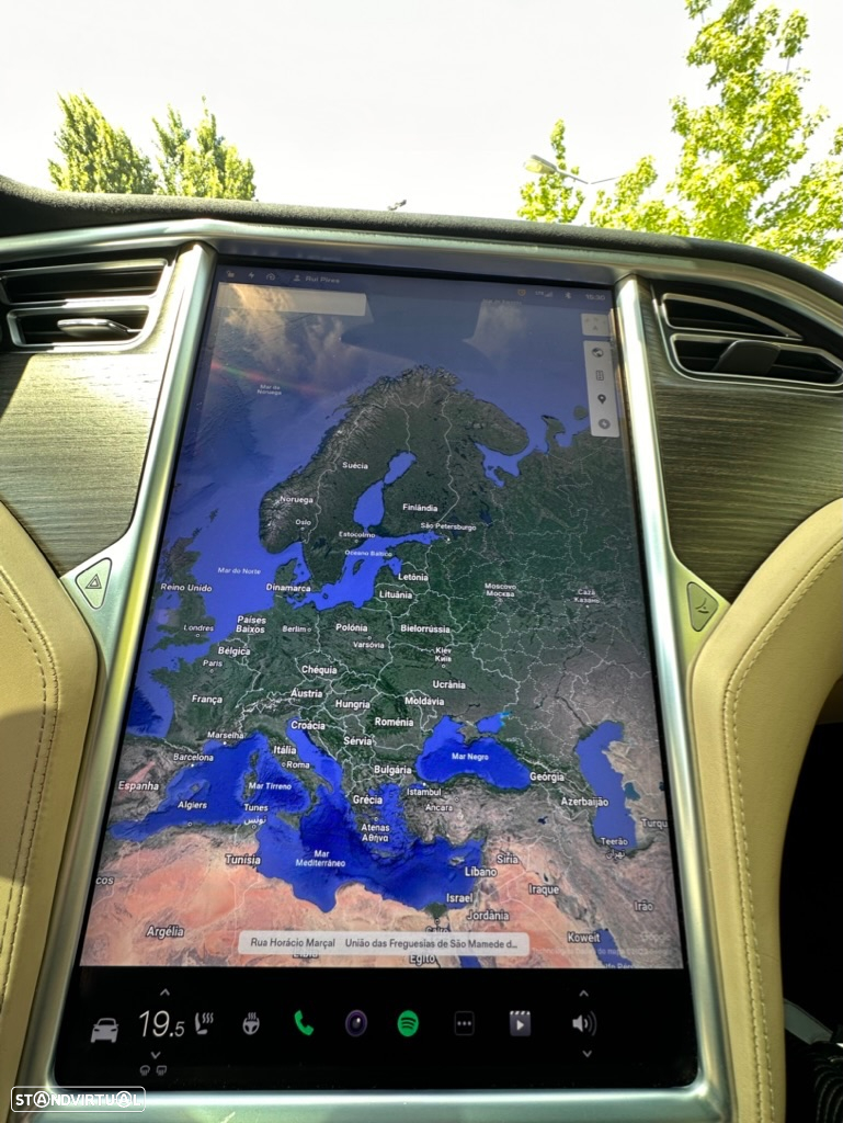 Tesla Model X 90D - 10