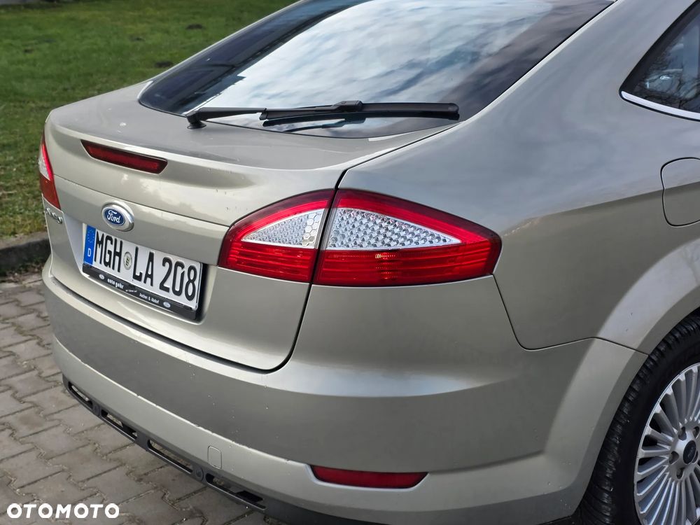 Ford Mondeo 2.3 Ghia - 12