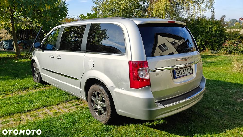 Chrysler Town & Country - 6
