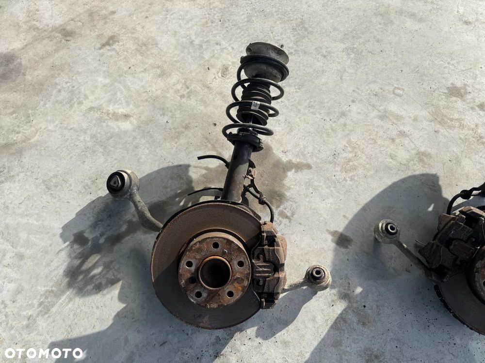 ZWROTNICA AMORTYZATOR LEWY MCPERSON BMW E90 E87 - 3