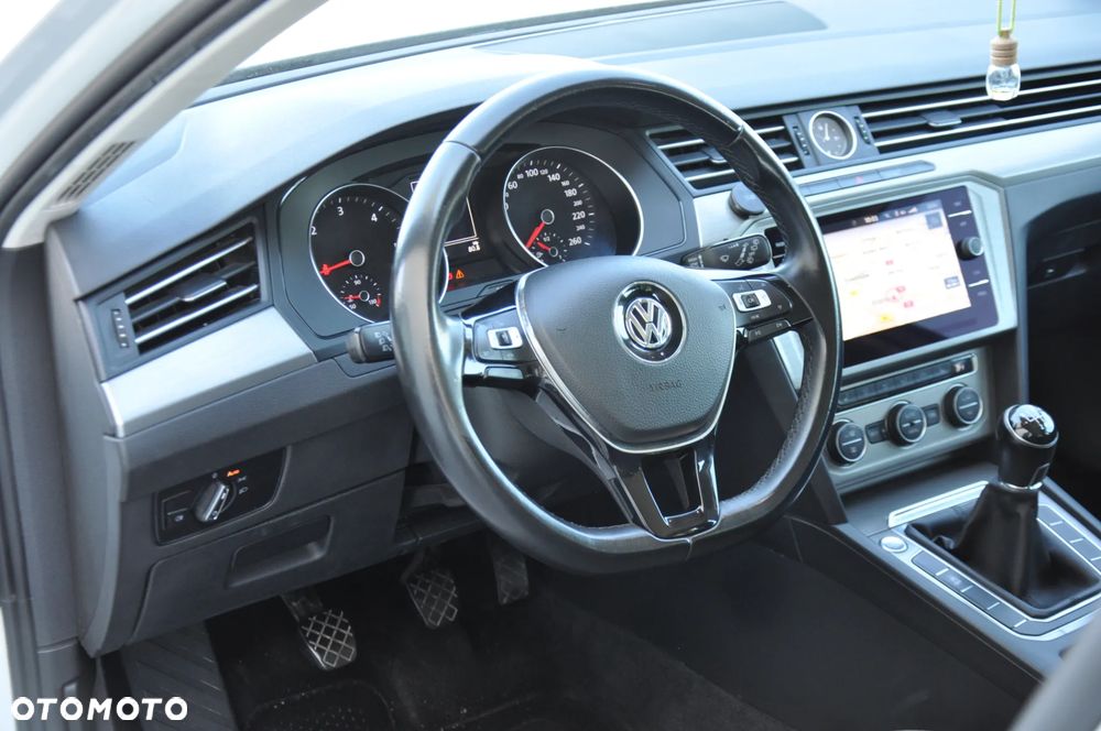 Volkswagen Passat 2.0 TDI SCR Comfortline - 15