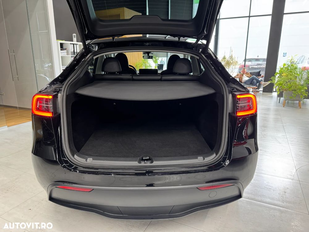 Tesla Model Y - 8