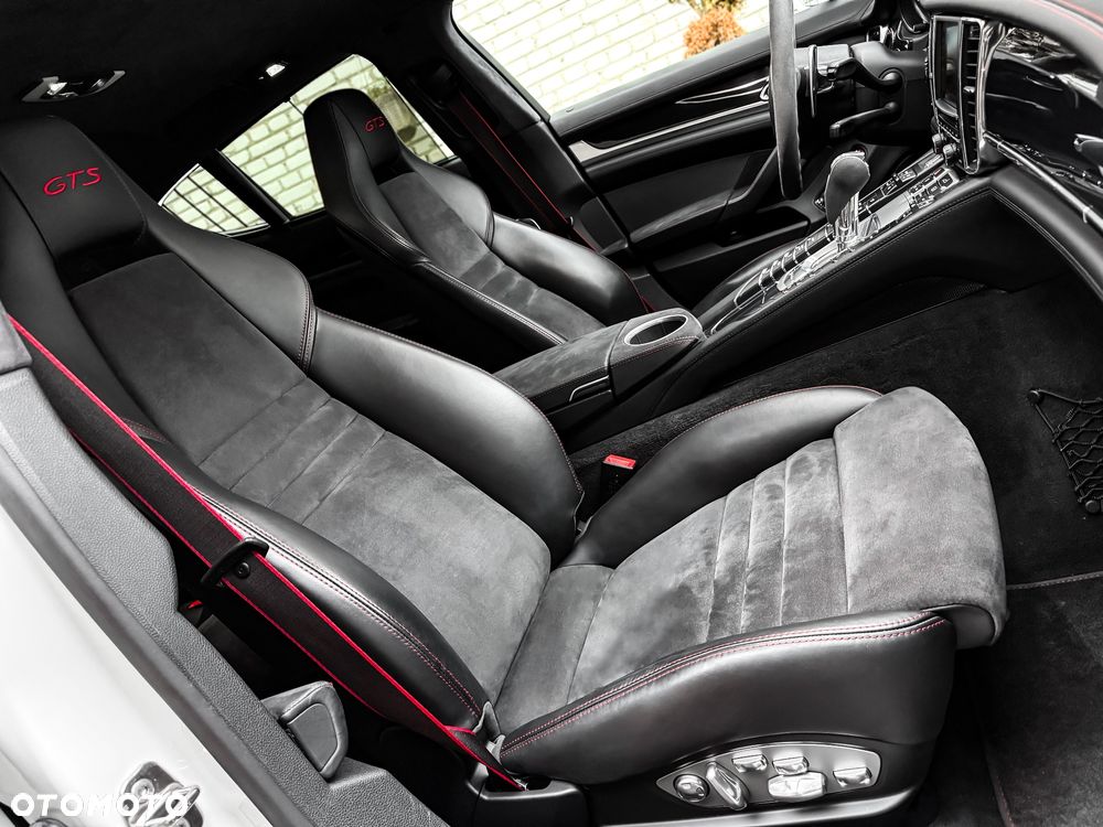 Porsche Panamera GTS PDK - 36