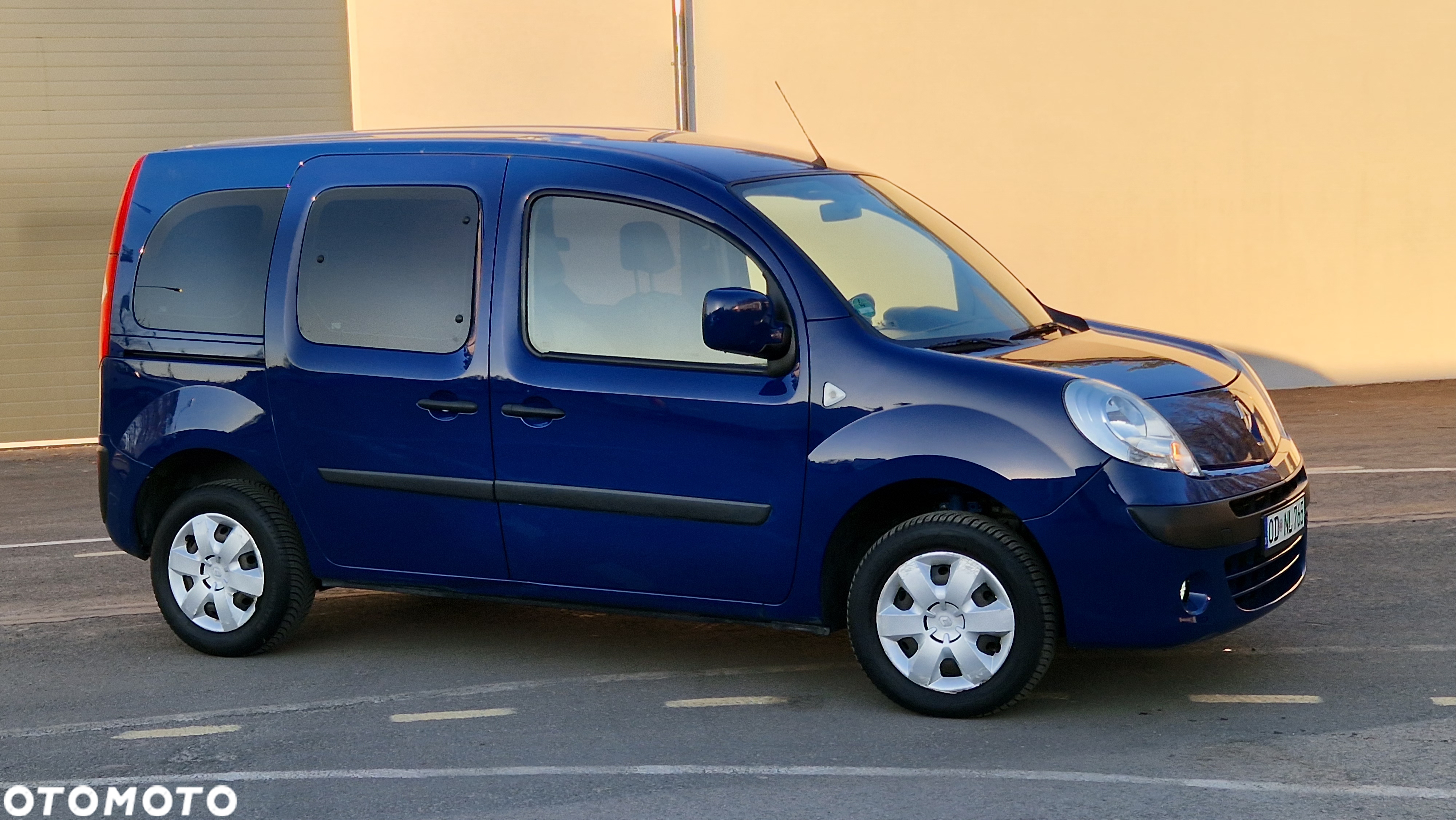 Renault Kangoo 1.6 8V 90 Happy Family - 3
