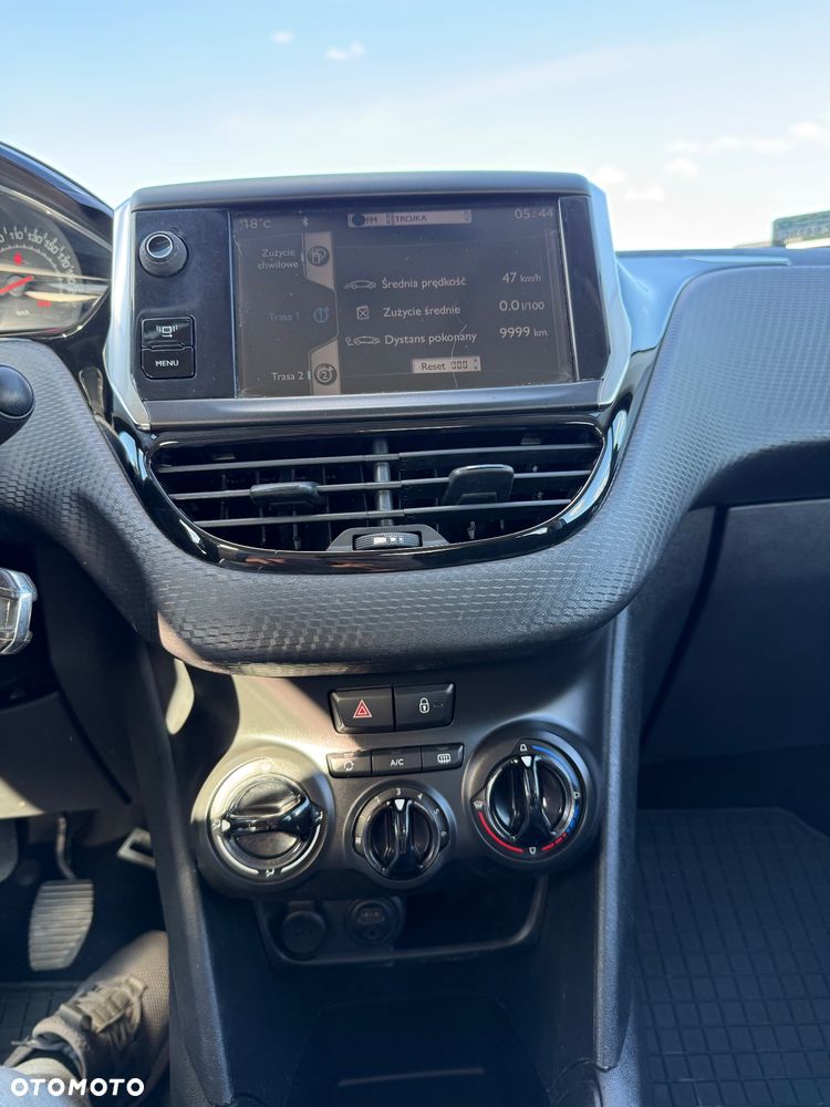 Peugeot 208 - 10