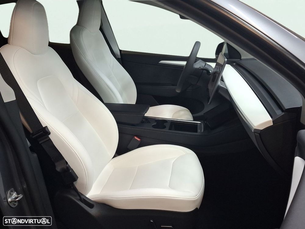 Tesla Model Y Long-Range RWD - 15