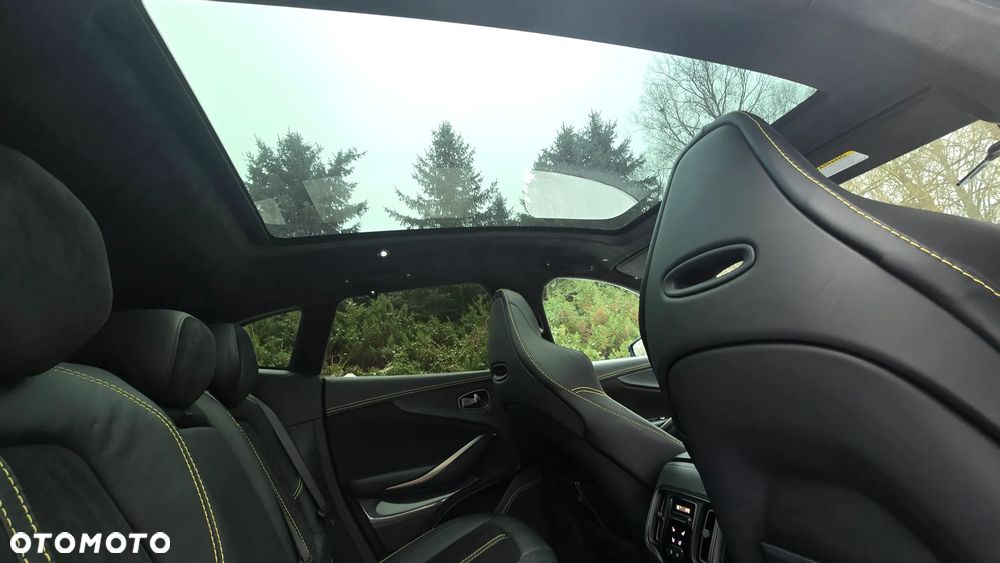 Aston Martin DBX - 15