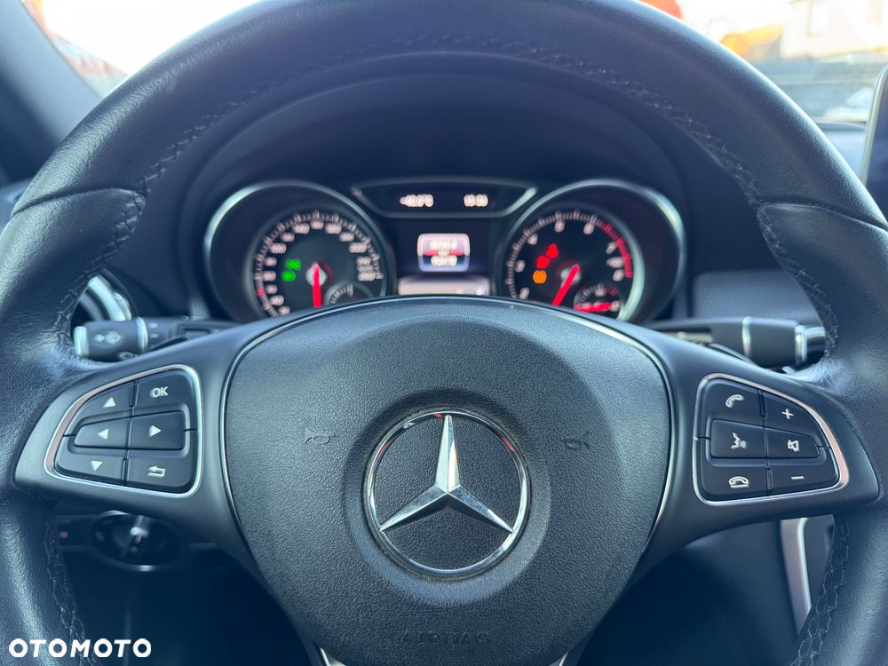 Mercedes-Benz GLA 200 7G-DCT UrbanStyle Edition - 32