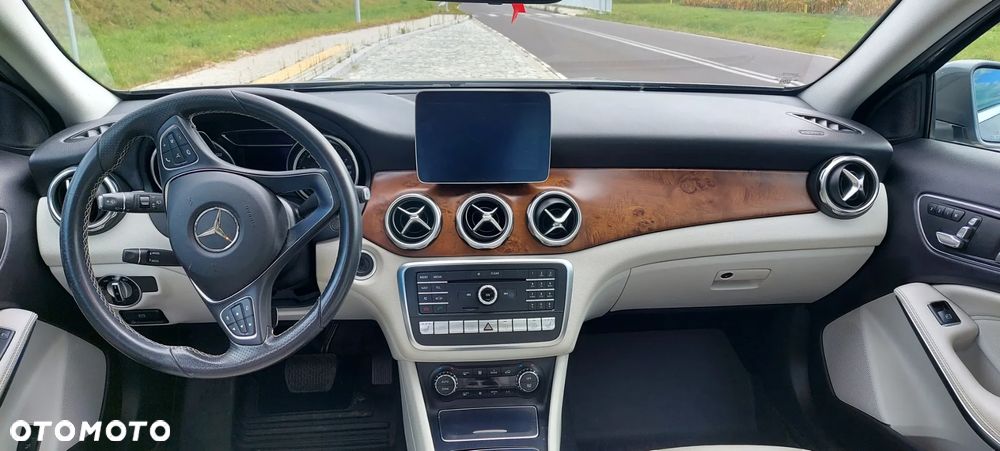 Mercedes-Benz GLA 250 4Matic 7G-DCT UrbanStyle Edition - 16