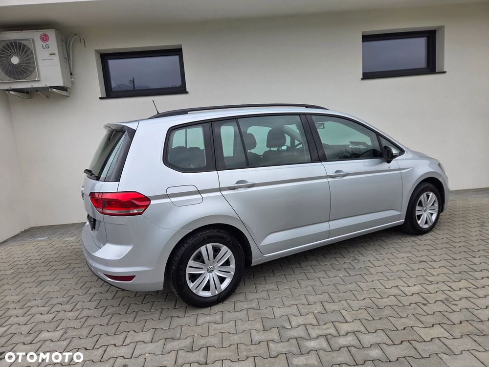 Volkswagen Touran - 16