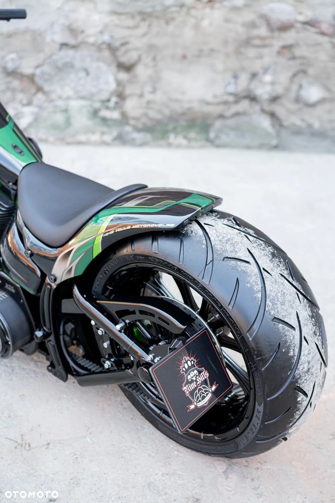 Harley-Davidson Softail Breakout - 28