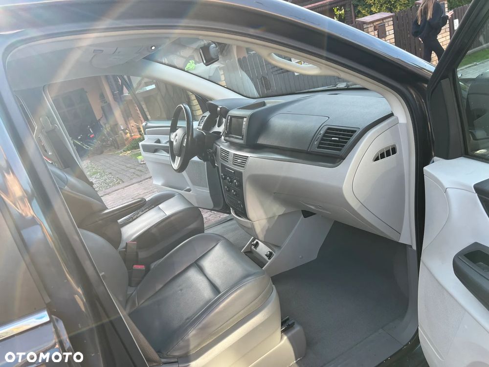 Volkswagen Routan - 11