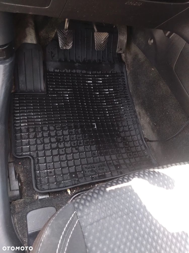 Mitsubishi Outlander 2.0 Invite + 2WD - 25